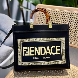 話題の新作 Versace × Fendiコラボ ヴェルサーチ偽物トートバッグ 落ち着いたシック 充分なサイズが魅力