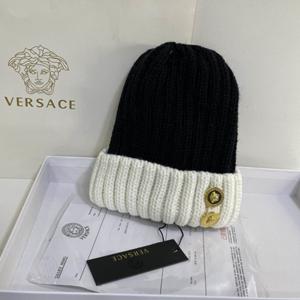 今の時季から活躍してくれる VERSACE ヴェルサーチコピ...