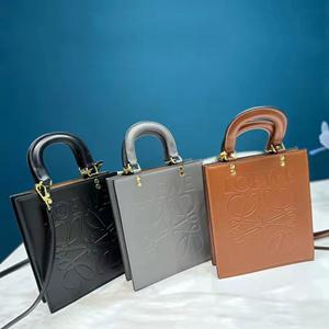 人気新品 LOEWE偽物 ロエベ トートバッグ 大人っぽさや重厚感をカジュアル 着こなしをアップグレード