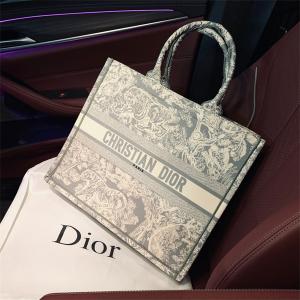 2019秋冬におすすめ着こなし ほっこりと温かみのある雰囲気に ディオール DIOR ハンドバッグ_ディオール DIOR_ブランド コピー 激安(日本最大級)