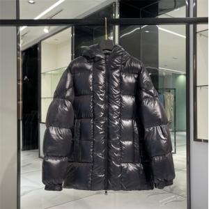 MONCLER 冬のコーデも上品なイメージにしてくれる モン...