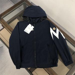 秋冬におしゃれな着こなし モンクレール MONCLER ブル...