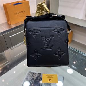 秋冬トレンドを取り入れたコーデを楽しむ ルイ ヴィトン 秋冬ナチュラルコーデに大活躍 LOUIS VUITTON ショルダーバッグ おしゃれさんに近づける_ルイ ヴィトン LOUIS VUITTON_ブランド コピー 激安(日本最大級)