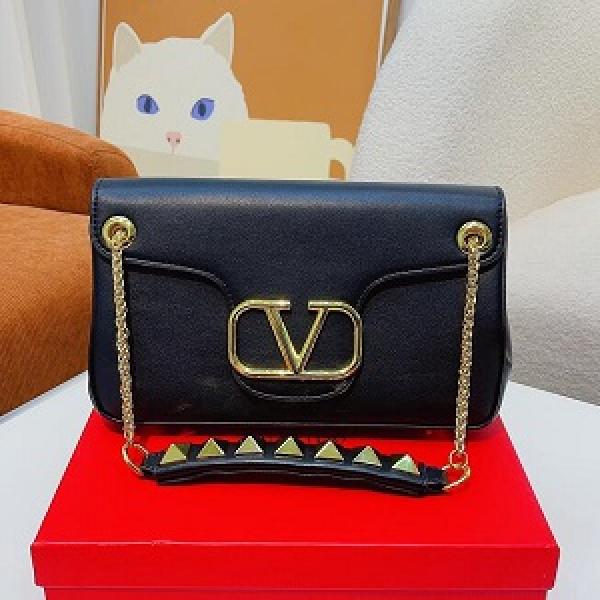 秋冬におすすめ着こなし 今年の秋冬のトレンドも意識 ヴァレンティノ ショルダーバッグ VALENTINO ショルダーバッグ ヴァレンティノ VALENTINO ブランド コピー 激安(日本最大級)