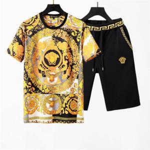 春夏トレンドの取り入れる 半袖Tシャツ ラフさとおしゃれを両立 ヴェルサーチ VERSACE 大人コーデで活用_ヴェルサーチ VERSACE_ブランド コピー 激安(日本最大級)