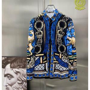 おしゃれな着こなし VERSACE 冬のコーデも上品なイメー...