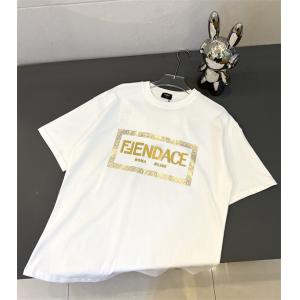 VERSACE 着こなしの幅が広がる 半袖Tシャツ  余裕の...