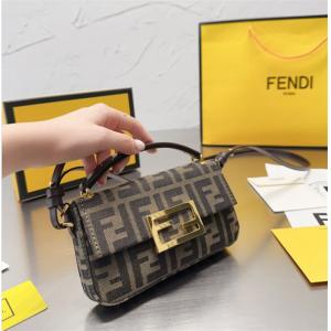 お洒落スタイル フェンディ FENDI 斜め掛けバッグ_フェ...