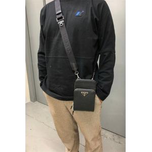 普段使いにも最適なアイテム プラダ PRADA  レザー ス...