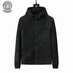 冬のコーデも上品なイメージにしてくれる 秋冬の必需品 ヴェルサーチVERSACE ブルゾン_ヴェルサーチ VERSACE_ブランド コピー 激安(日本最大級)