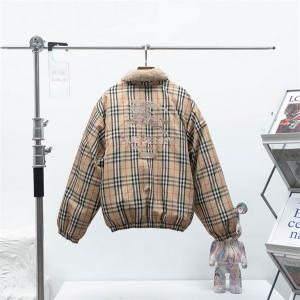 バーバリー BURBERRY  人目を引く存在感　ダウンジャ...