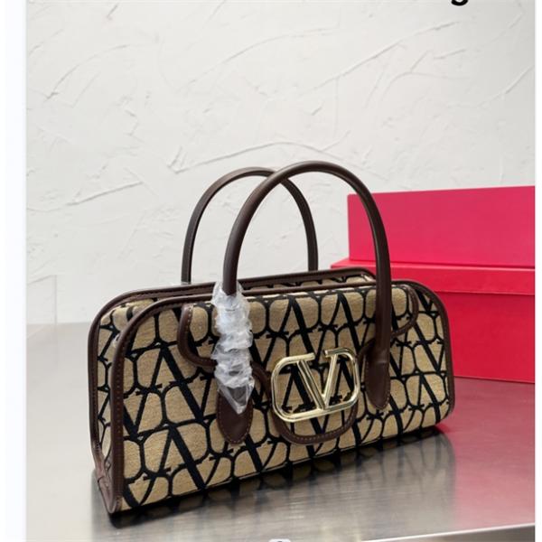 ショルダーバッグ VALENTINO ヴァレンティノ 好評モデル 上品な大人に  大人っぽさがアップする ヴァレンティノ VALENTINO ブランド コピー 激安(日本最大級)