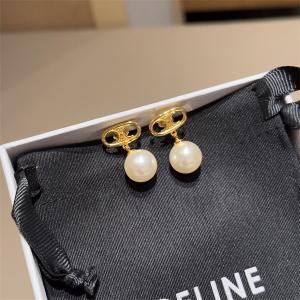 秋冬っぽいスタイルを作り出す CELINE セリーヌピアス ...