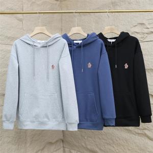 防寒とおしゃれを両立させるコーデ 秋冬におすすめ着こなし モンクレール MONCLER パーカー__ブランド コピー 激安(日本最大級)