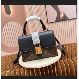 遊び心たっぷり秋冬コーデ秋冬におすすめ着こなし ルイ ヴィトン LOUIS VUITTON 斜め掛けバッグ ブランド コピー 激安(日本最大級)