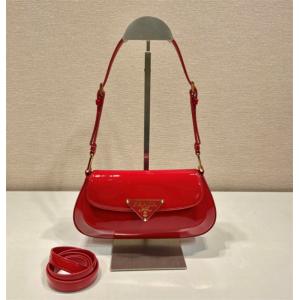 毎年流行り定番アイテムおすすめ　　PRADA ショルダーバッ...