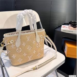 斜め掛けバッグ 秋冬におしゃれな着こなし 冬の最旬コーデに仕上げる ルイ ヴィトン LOUIS VUITTON_ブランド コピー 激安(日本最大級)