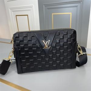 LOUIS VUITTON 街のおしゃれさんも愛用 ルイ ヴ...