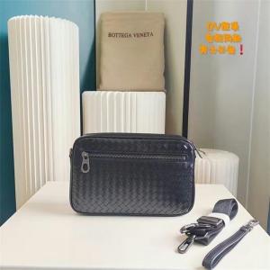 BOTTEGA VENETA ムダな装飾を排したデザインポー...