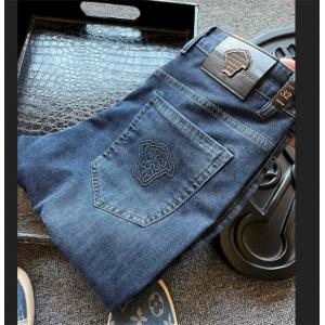 今年の秋冬のトレンドも意識 ヴェルサーチ VERSACE 簡...