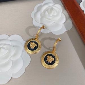 簡単に秋冬の雰囲気を演出 ヴェルサーチピアスコピーVERSACE 今年の秋冬のトレンドも意識_ブランド コピー 激安(日本最大級)