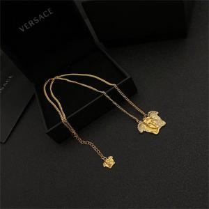 VERSACE ネックレスコピー季節を感じた秋冬ファッション...