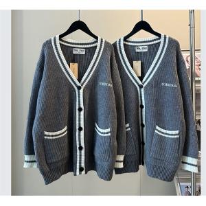 ミュウミュウカーディガン コピー Miu Miu グレー レディース Vネック ニット ロゴ入り ポケット付き トップス 人気