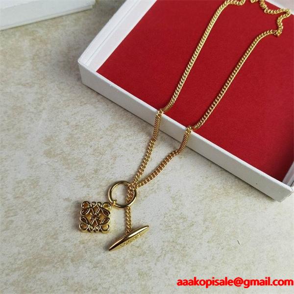 話題沸騰！LOEWE ロエベ コピー ネックレス ゴールドチェーン アナグラムチャーム付き