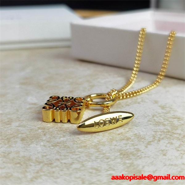 話題沸騰！LOEWE ロエベ コピー ネックレス ゴールドチェーン アナグラムチャーム付き
