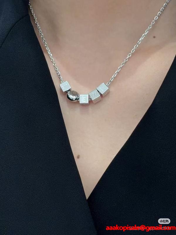 限定感たっぷり ロエベ LOEWE 偽物 ネックレス シルバーキューブロゴ 上質な輝き