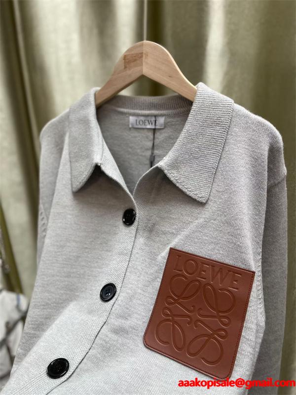 ロエベ LOEWE 偽物 カーディガン グレーレザーポケットデザイン 高級感あふれる上品アウター