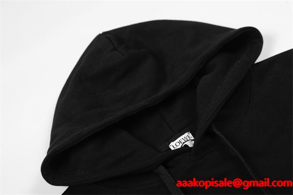 LOEWE ロエベ コピー パーカー ブラックエンボスロゴ 秋冬の定番スタイルに最適