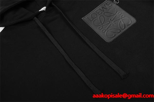 LOEWE ロエベ コピー パーカー ブラックエンボスロゴ 秋冬の定番スタイルに最適