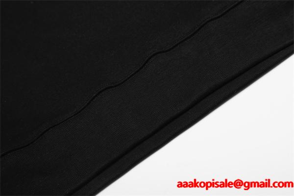 LOEWE ロエベ コピー パーカー ブラックエンボスロゴ 秋冬の定番スタイルに最適