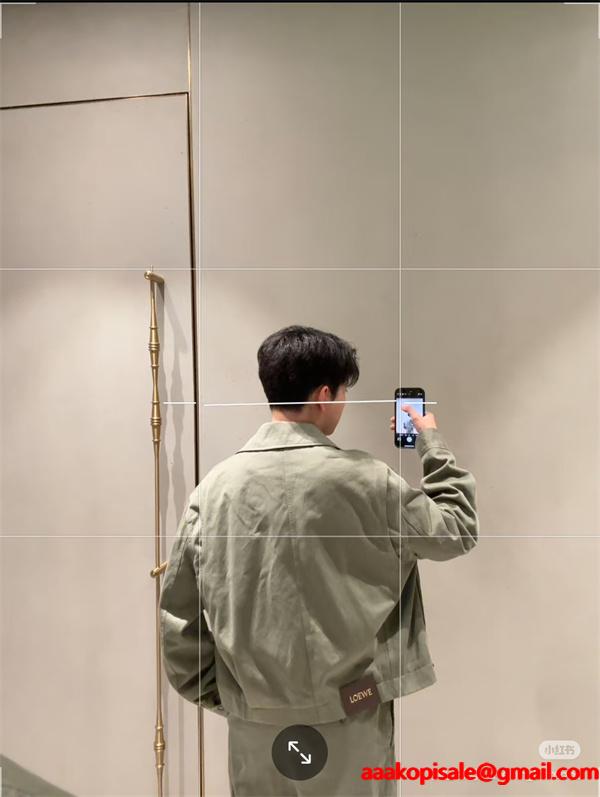 シンプル 2025秋冬 LOEWE 偽物 ジャケット ロエベ カーキカラー 上品なカジュアルスタイル