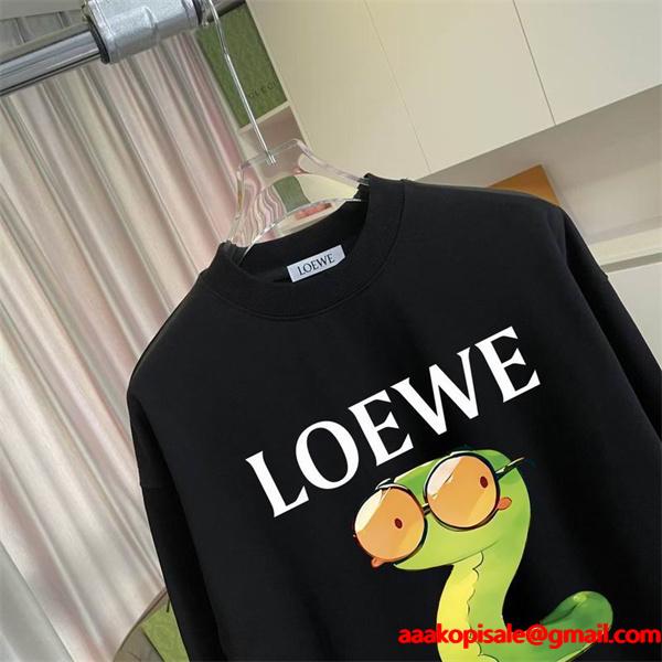 ロエベ LOEWE スーパーコピー スネークプリント パーカー 秋冬のユニークデザイン