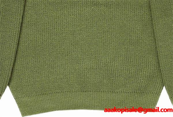 セリーヌ CELINE スーパーコピー柔らかな風合いが魅力の カーキ ロゴ刺繍 クルーネック ニット セーター