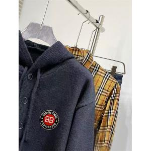 バレンシアガ コピー ニットパーカー ブラック ボタン付き ロゴワッペン カジュアル BALENCIAGA