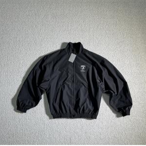 バレンシアガ 偽物 ジャケット ブラック ランボルギーニロゴ刺繍 シンプル スポーティー アウター BALENCIAGA