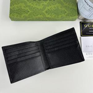 GUCCI コピー 二つ折り財布 GGロゴライン ブラックレザー 高級感 エレガント モデル グッチ
