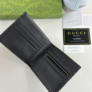 GUCCI 偽物 二つ折り財布 GGエンボス ブラックレザー グリーンレッドライン 高級 スタイリッシュ グッチ