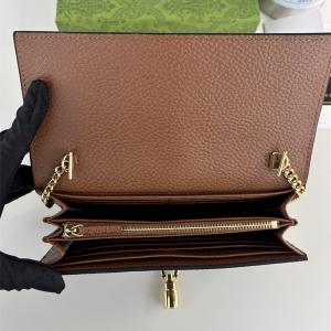 GUCCI スーパーコピー チェーンウォレット GGデニム ブラウンレザー ホースビット モダン 洗練 グッチ