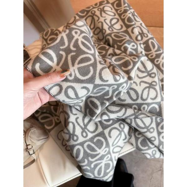 LOEWE スーパーコピー アナグラム柄 ウールマフラー 期間限定 高品質 大判 本格派 話題 ロエベ