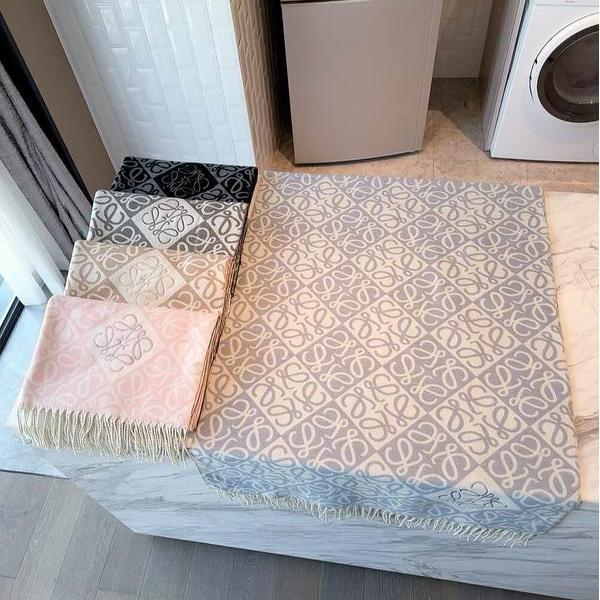 LOEWE スーパーコピー アナグラム柄 ウールマフラー 期間限定 高品質 大判 本格派 話題 ロエベ