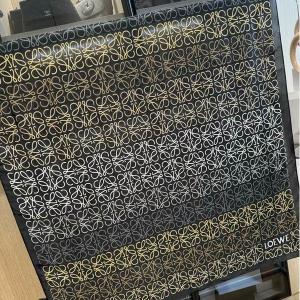 ロエベ 偽物 アナグラム グラデーション シルク ロング スカーフ エレガント モード スタイル LOEWE