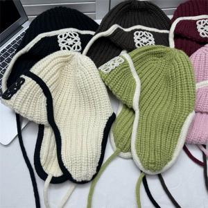 ロエベ スーパーコピー アナグラム ロゴ デザイン ボリューム ニット イヤーフラップ ウール ブレンド ニット帽 LOEWE