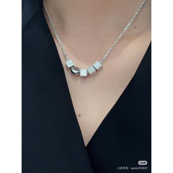 限定感たっぷり ロエベ LOEWE 偽物 ネックレス シルバーキューブロゴ 上質な輝き