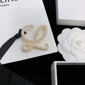 新作登場 スーパーコピー ブローチ クリスタルパール付き LOEWE ロエベ エレガントな輝き