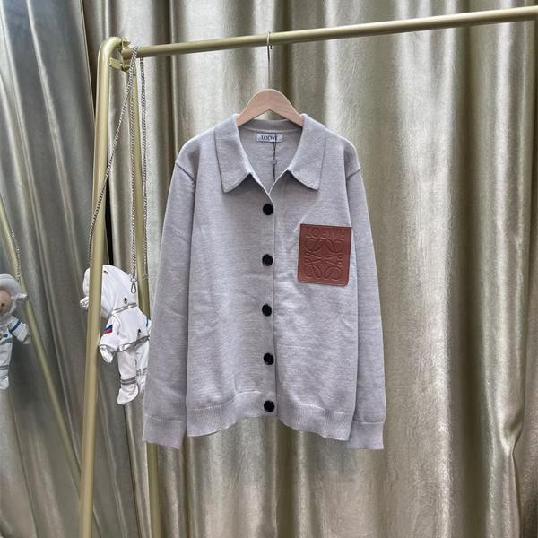 ロエベ LOEWE 偽物 カーディガン グレーレザーポケットデザイン 高級感あふれる上品アウター