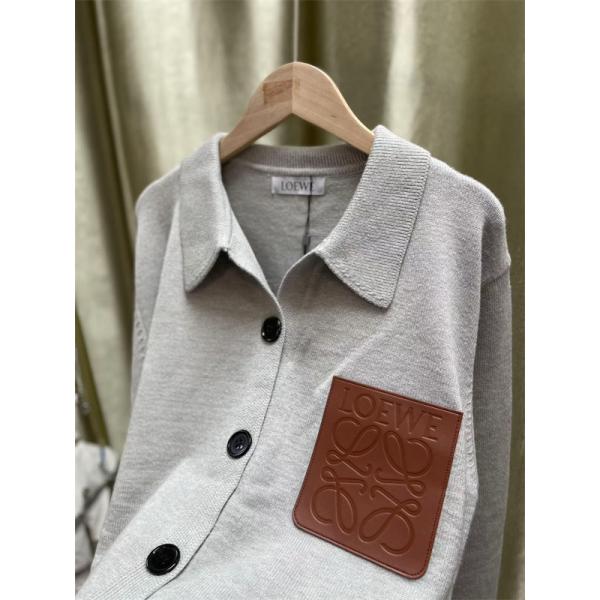 ロエベ LOEWE 偽物 カーディガン グレーレザーポケットデザイン 高級感あふれる上品アウター